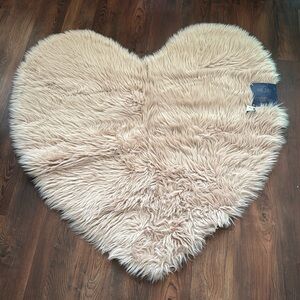 RACHEL Rachel Roy Heart Shaped Faux Fur Accent Rug Size 4ft x 4ft Color Blush